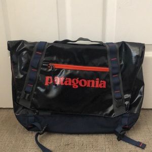 Patagonia Black Hole Messenger Bag (12 L)
